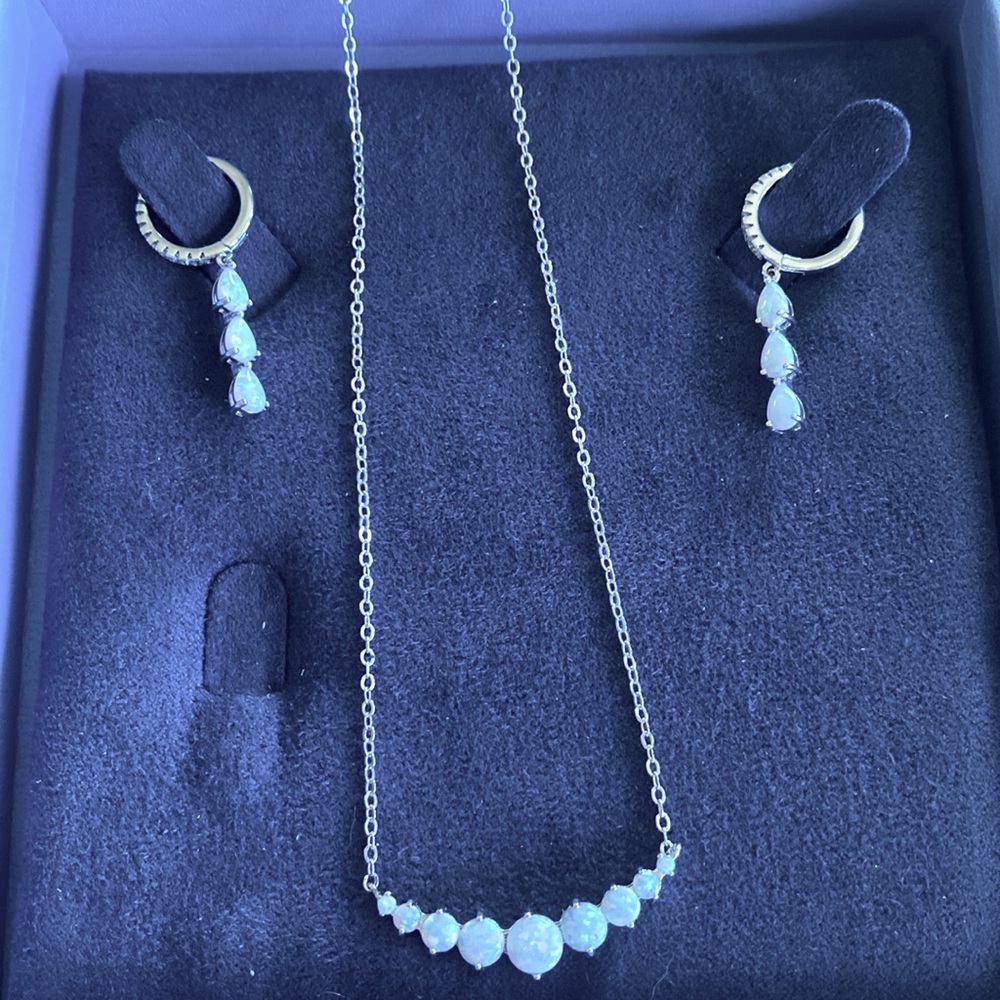 Silver opal earrings and necklace set 🌸